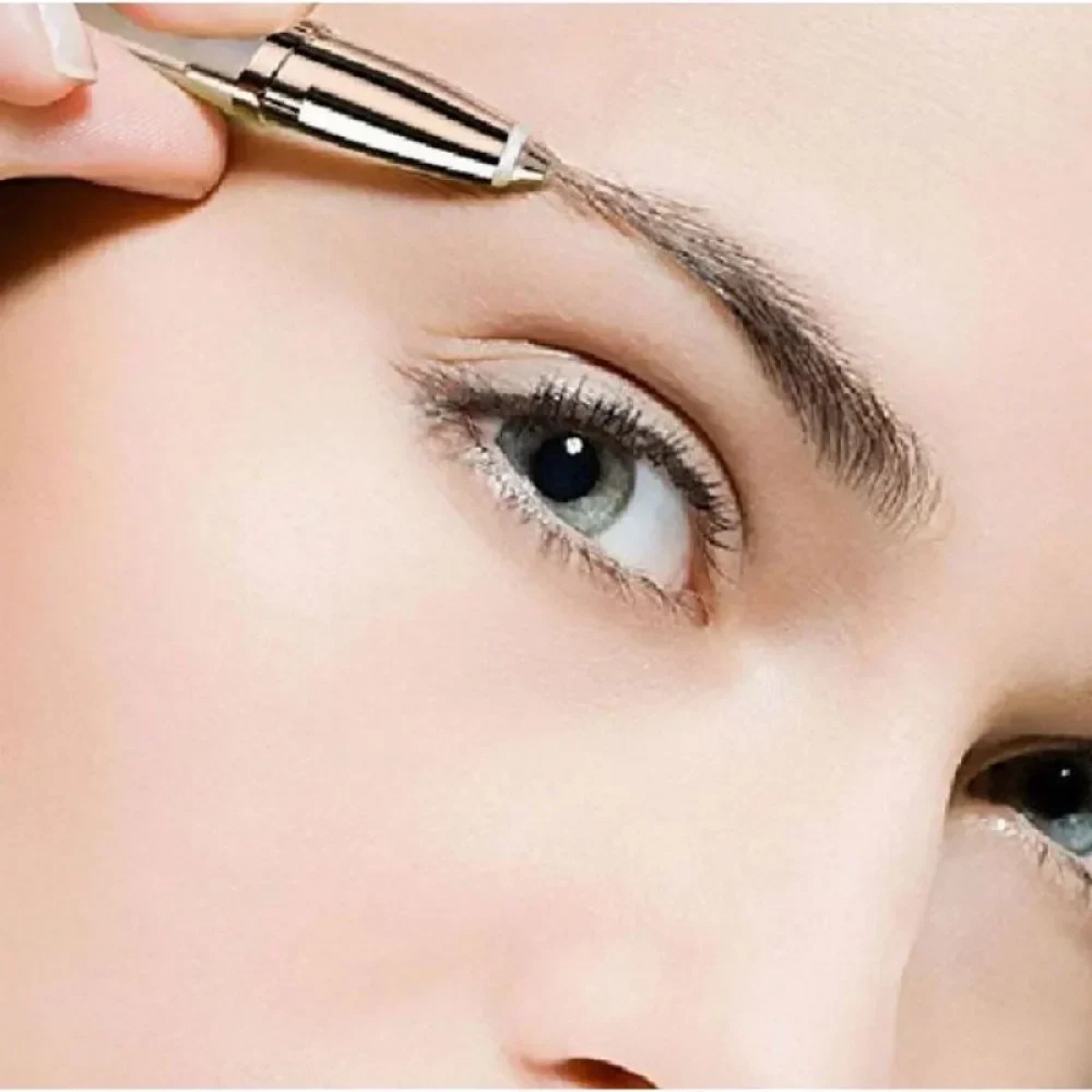 Συσκευή αποτρίχωσης & περιποίησης φρυδιών Flawless Brows, σε λευκό χρώμα