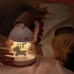 Παιδικό φωτιστικό καρουζέλ – Cute Chick Baby Light, σε ροζ χρώμα