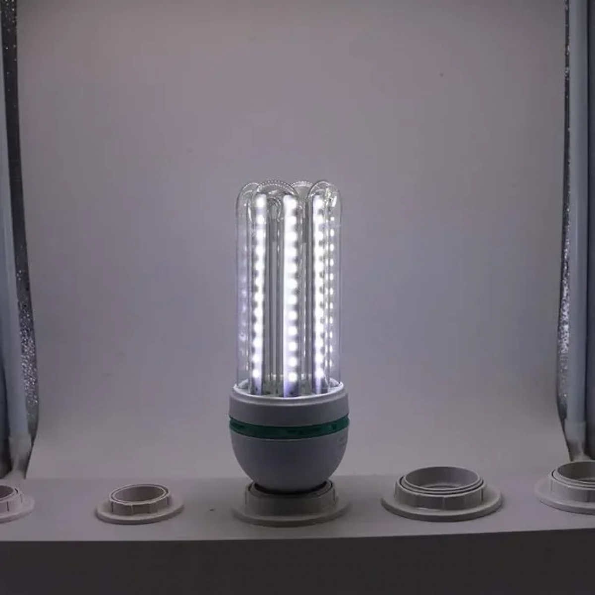 Λάμπα LED οικονομίας E27 32W με ψυχρό φως 2400lm