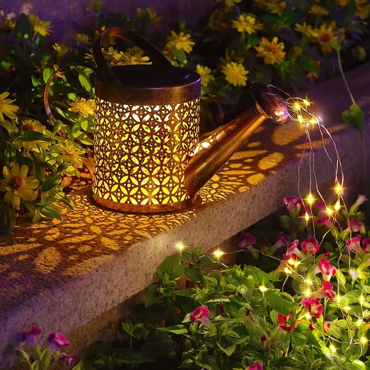 Ηλιακό Ρετρό Φωτιστικό Ποτιστήρι LED με Βραχίονα Στήριξης σε Χρυσό Χρώμα