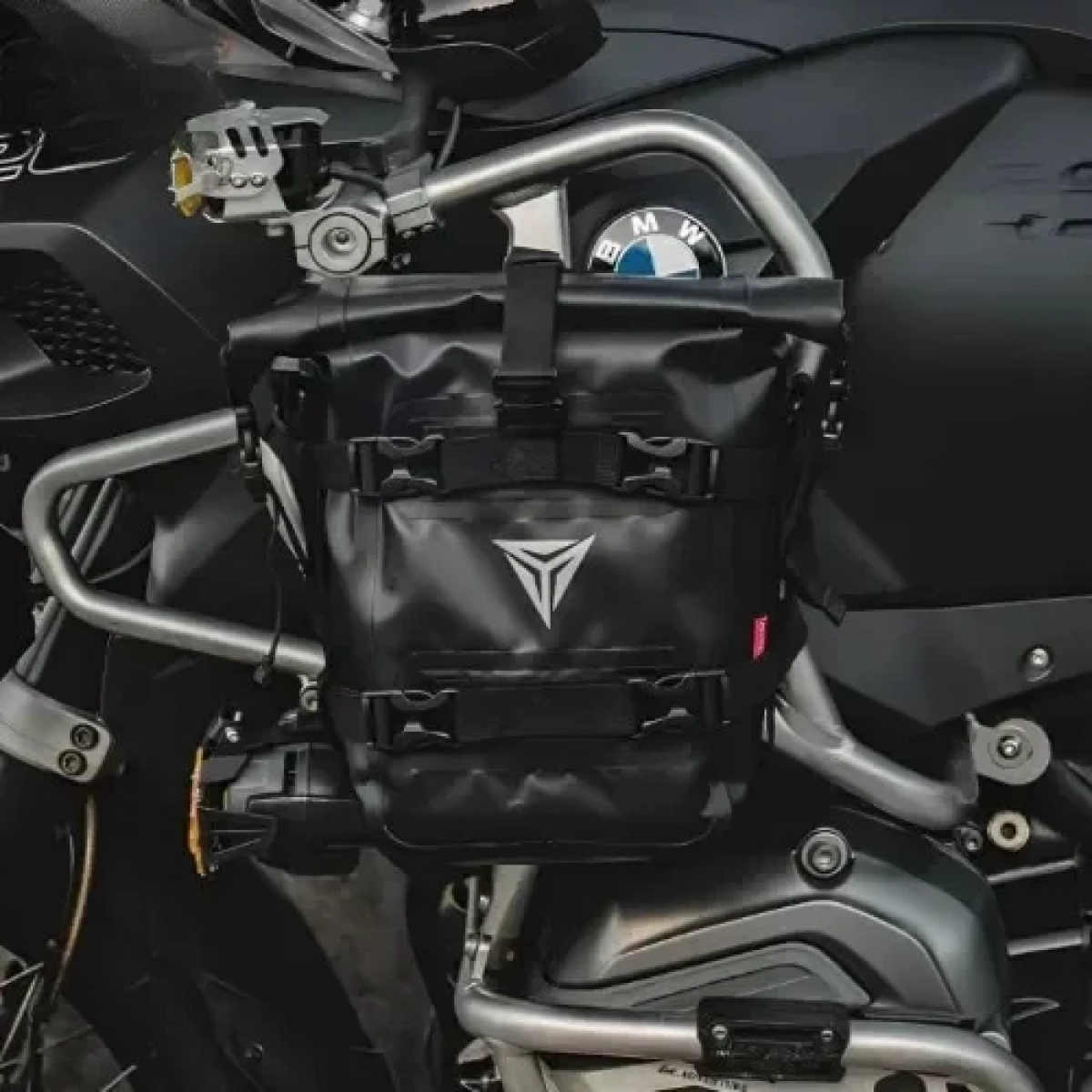 Motowolf Αδιάβροχη Τσάντα - Σαμάρι Μηχανής με Ιμάντες Χωρητικότητας 8 L - Μαύρο