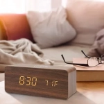 Ξύλινο Επιτραπέζιο Ρολόι - Ξυπνητήρι με Ασύρματη Φόρτιση Κινητού σε Χρώμα Σκούρο Καφέ 23405