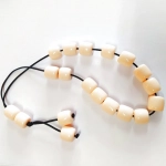 Κομπολόι από μαύρο κορδόνι και19 μπεζ χάντρες