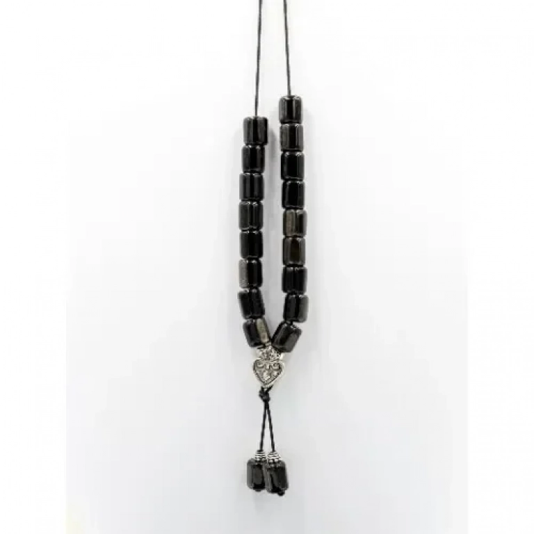 Κομπολόι από κορδόνι με μαύρες χάντρες και μεταλλική καρδιά κόσμημα