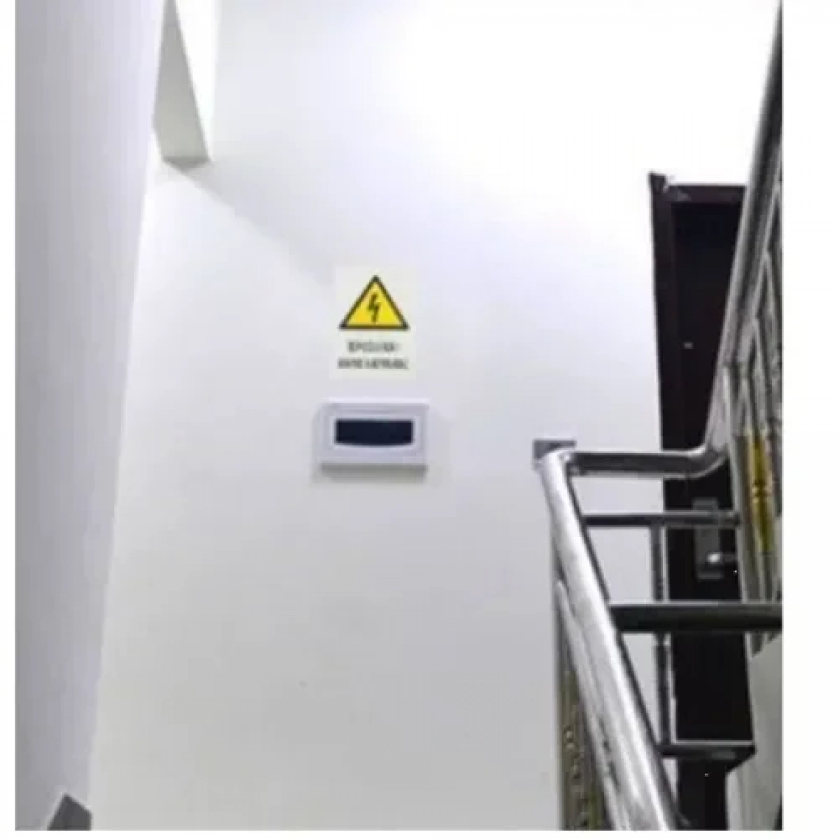 Αυτοκόλλητη Πινακίδα Σήμανσης 20x15cm "ΠΡΟΣΟΧΗ ΚΙΝΔΥΝΟΣ ΗΛΕΚΤΡΟΠΛΗΞΙΑΣ" SDS-13687