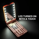 Καθρεφτάκι τσέπης 2 σε 1 με LED φωτισμό και σετ με 5 πινέλα μακιγιάζ 16x9x2.5cm 97013 μαύρο - Image 4