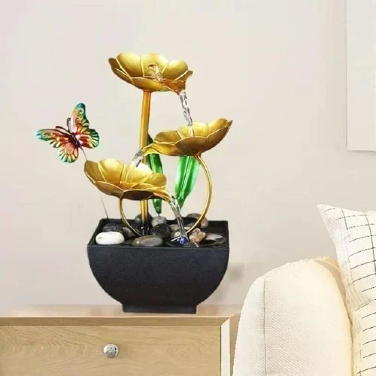 Επιτραπέζιο Συντριβάνι Feng Shui με Χρυσούς Λωτούς, Πολύχρωμη Πεταλούδα και Τρεχούμενο Νερό