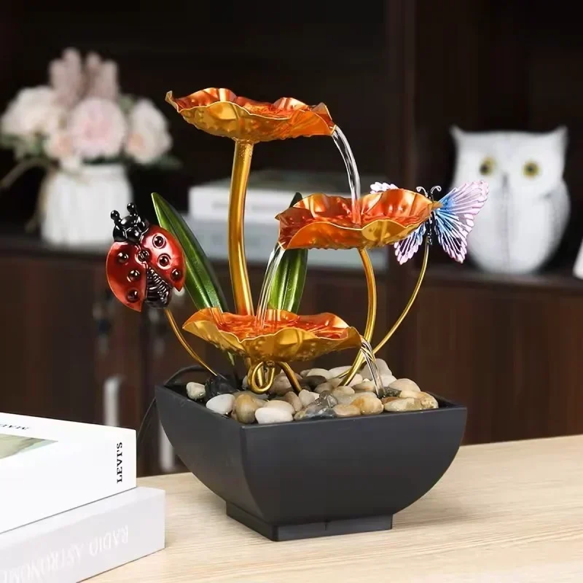 Επιτραπέζιο Συντριβάνι Feng Shui με Λωτούς, Πεταλούδα, Πασχαλίτσα και Τρεχούμενο Νερό