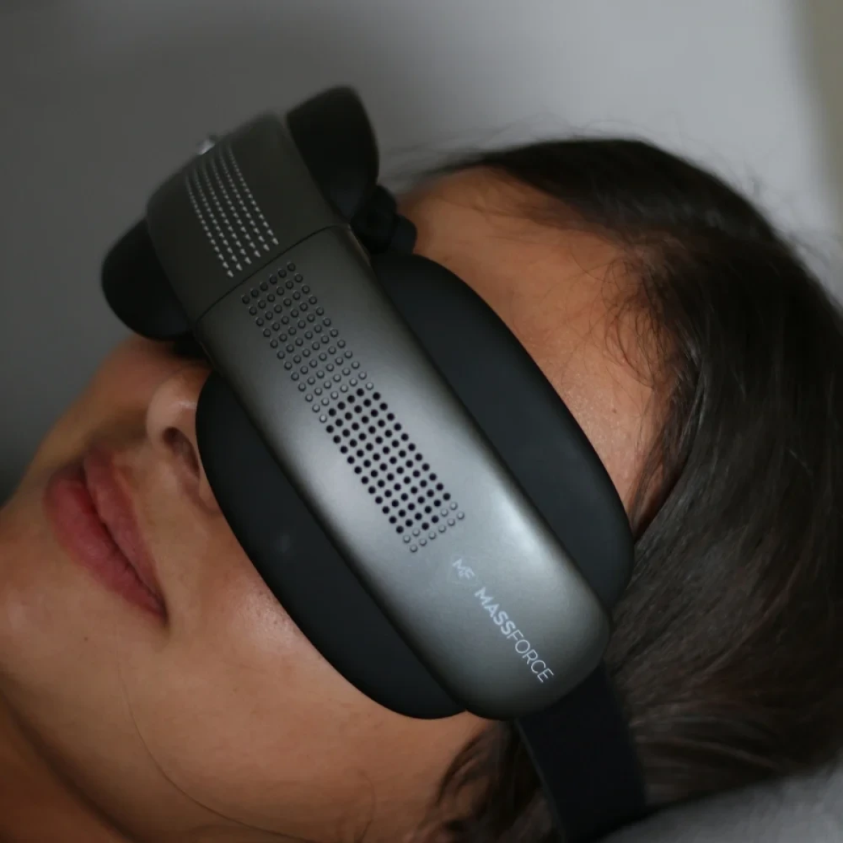 Massforce Φορητή Συσκευή Μασάζ για τα Μάτια με Λειτουργία Θέρμανσης, BT και Ηχεία MASSEYES PRO™ Ασημί/Μαύρο MF-EYES-PRO - Image 3