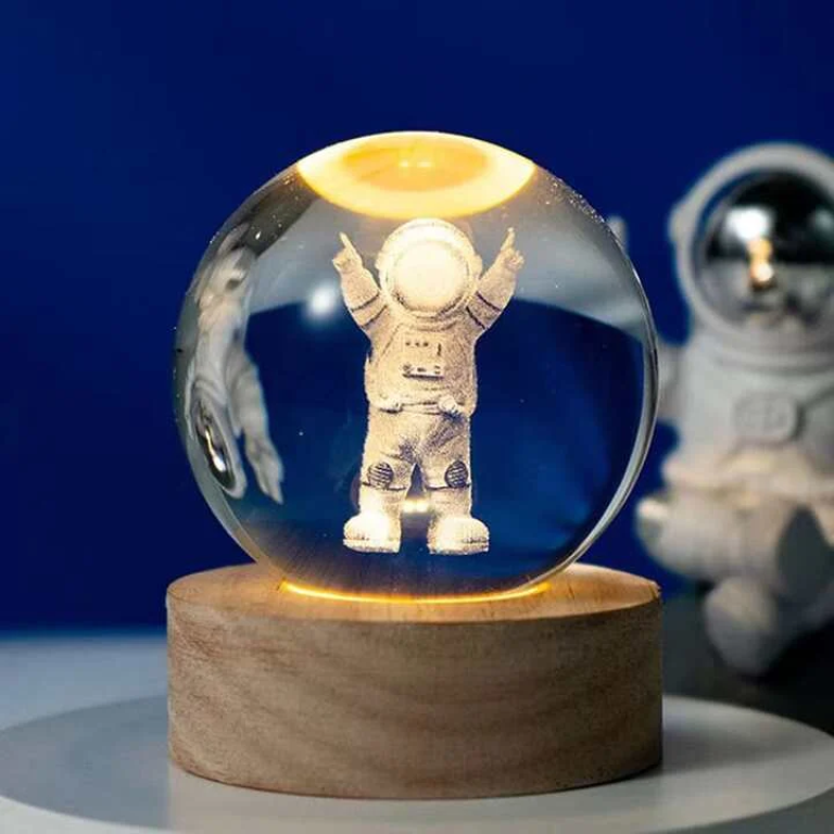 Διακοσμητική Κρυστάλλινη Χαραγμένη Σφαίρα με Ξύλινη Βάση και Θερμό Λευκό Φωτισμό LED - Aστροναύτης