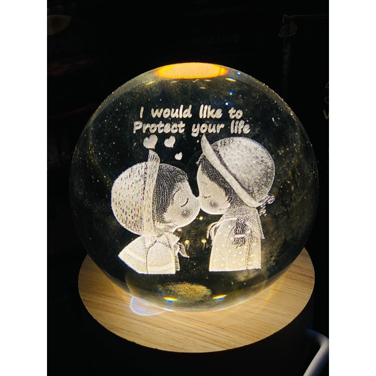 Διακοσμητική Κρυστάλλινη Χαραγμένη Σφαίρα με Ξύλινη Βάση και Θερμό Λευκό Φωτισμό LED - Couple Kiss