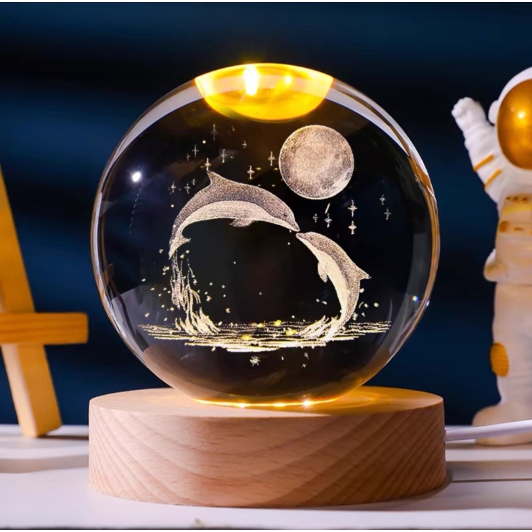 Διακοσμητική Κρυστάλλινη Χαραγμένη Σφαίρα με Ξύλινη Βάση και Θερμό Λευκό Φωτισμό LED - Δελφίνια & Φεγγάρι