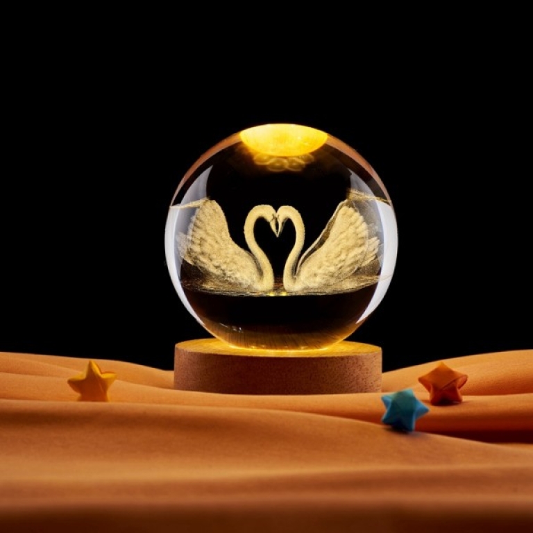 Διακοσμητική Κρυστάλλινη Χαραγμένη Σφαίρα με Ξύλινη Βάση και Θερμό Λευκό Φωτισμό LED - Flamingo Καρδιά