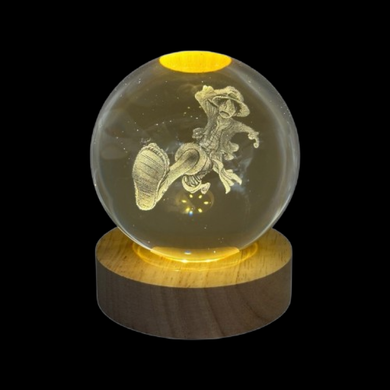 Διακοσμητική Κρυστάλλινη Χαραγμένη Σφαίρα με Ξύλινη Βάση και Θερμό Λευκό Φωτισμό LED - Luffy One Piece