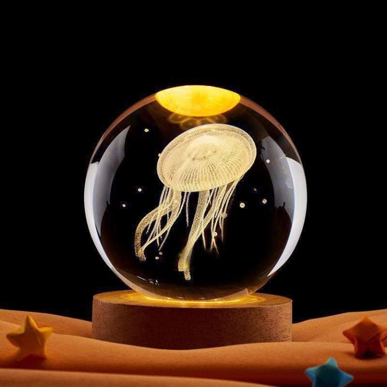 Διακοσμητική Κρυστάλλινη Χαραγμένη Σφαίρα με Ξύλινη Βάση και Θερμό Λευκό Φωτισμό LED - Mέδουσα
