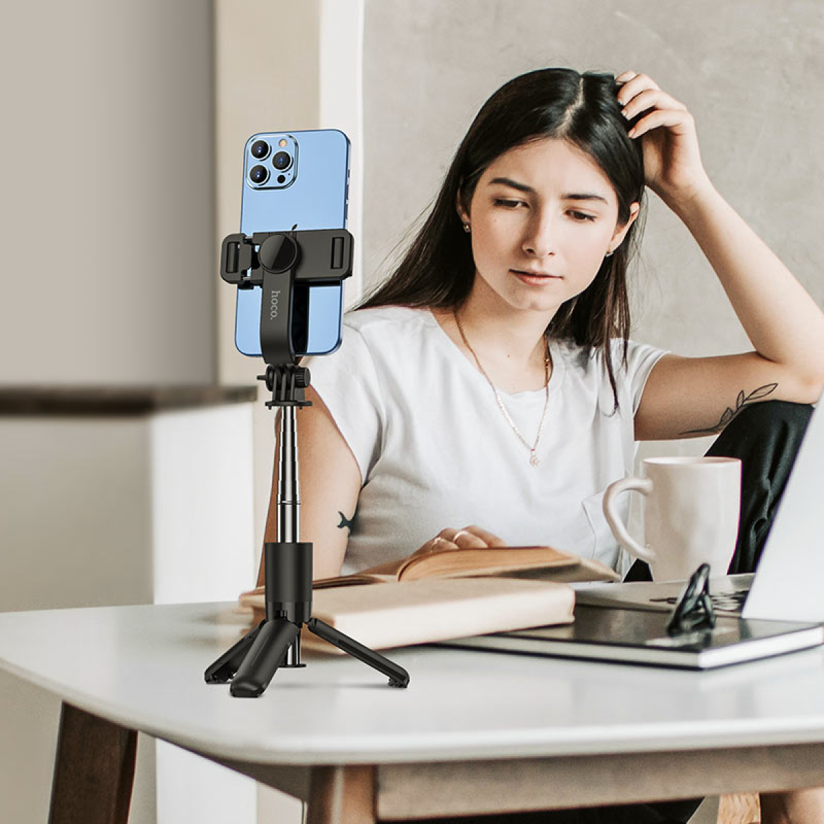 Hoco K17 Figure Selfie Stick και Τρίποδο για Live Streaming με Bluetooth Τηλεχειριστήριο – Μαύρο