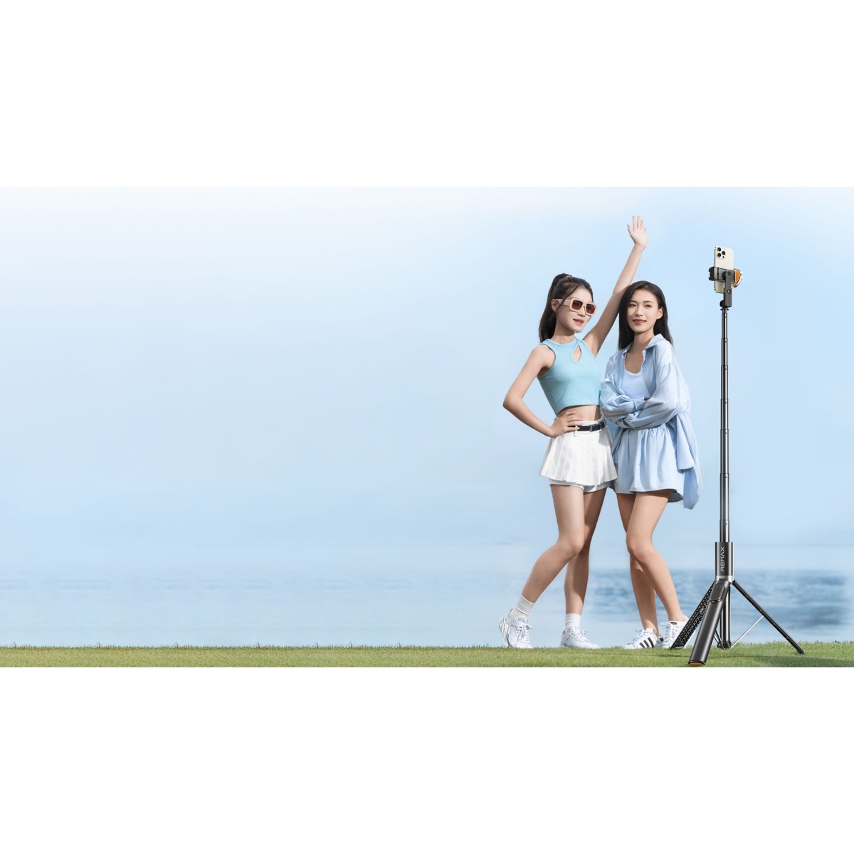 Remax P70 Πολυχρηστική Βάση Selfie Stick με Bluetooth – Live Streaming, Desktop & Φωτογραφίες - Λευκό