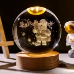 Διακοσμητική Κρυστάλλινη Μπάλα 8cm 3D με Ξύλινη Βάση