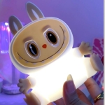 Φωτιστικό LED Σιλικόνης Usb εμπνευσμένο από τα τερατάκια Labubu - Image 2
