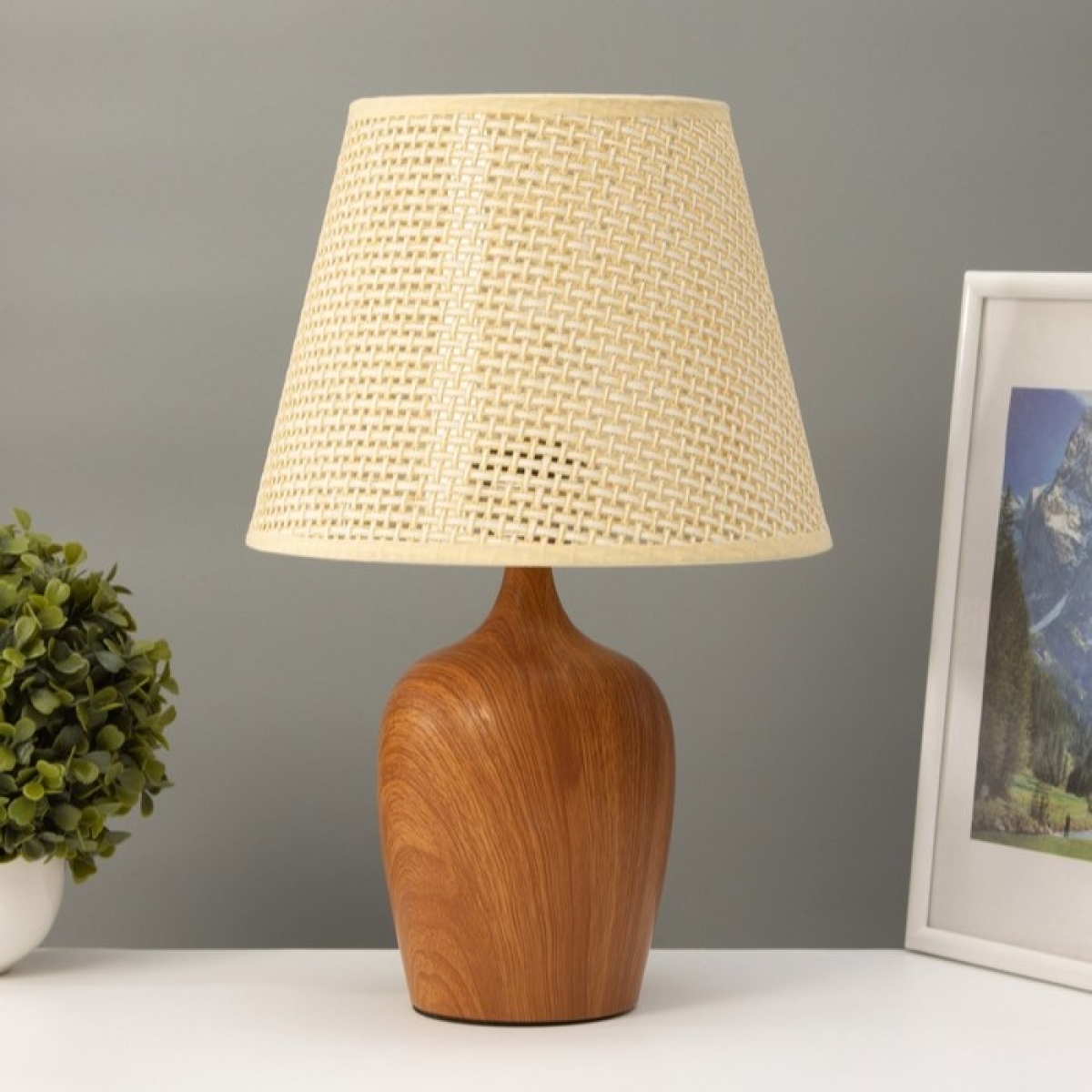 Eπιτραπέζιο Διακοσμητικό Φωτιστικό Με Αμπαζούρ Και Όψη Ξύλου