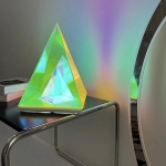 Επιτραπέζιο Φωτιστικό 3D Πυραμίδα LED με Πολύχρωμο RGB Φωτισμό 28702 - Image 4