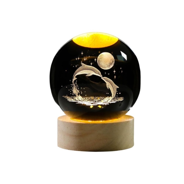 Κρυστάλλινη μπάλα φωτιστικό με 3D σχέδιο και ξύλινη βάση 8cm Δελφίνι CL-039