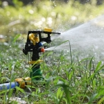 Περιστροφικός Ψεκαστήρας Άρδευσης 360° Με Διπλό Ακροφύσιο Και Σπείρωμα 1/2" - Image 3