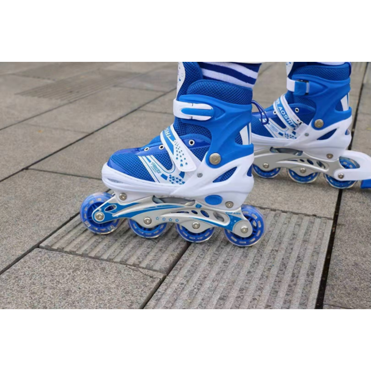 Ρυθμιζόμενα Πατίνια Roller Skates 4 Τροχών για Παιδιά & Αρχάριους με Φωτιζόμενους Τροχούς Μπλε - Small - Image 4