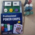 Σετ Πόκερ 400 Μάρκες με 2 Τράπουλες, Dealer Buttons & Gaming Mat - Image 4